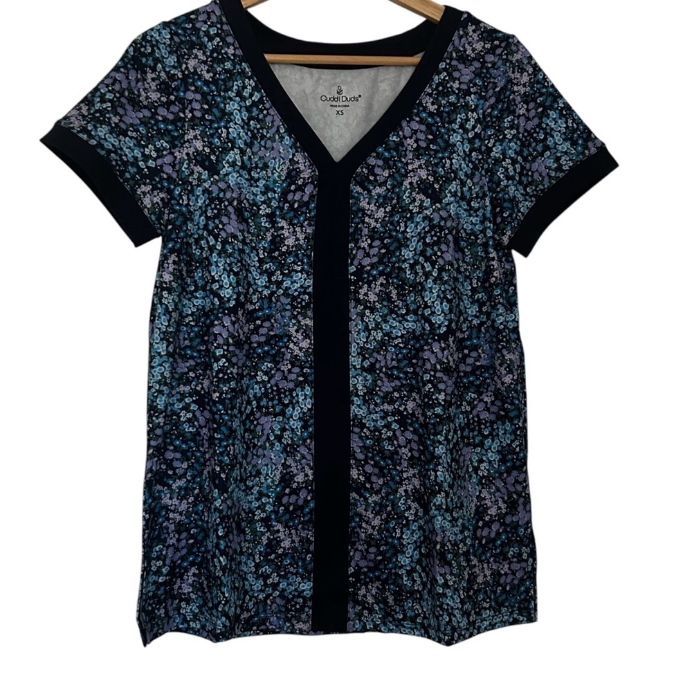 Cuddl Duds Flexwear V-Neck Top Shirt Blue Ditsy Women’s Size XS New In Package - Picture 2 of 7
